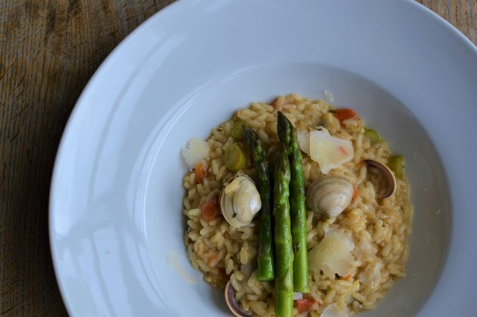 Risotto se zeleným chřestem a mořskými plody