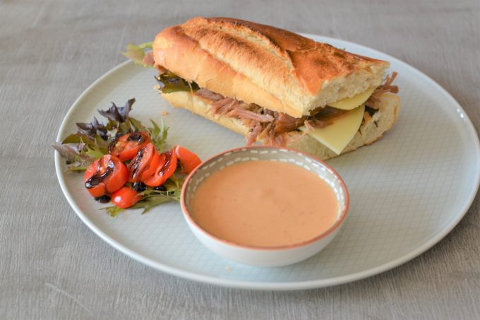 Křupavá bageta s jemným masem a majonézou z pečených rajčat