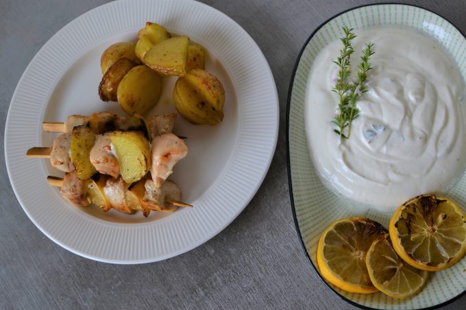 Grilované špízy s citronem a citronovým jogurtem