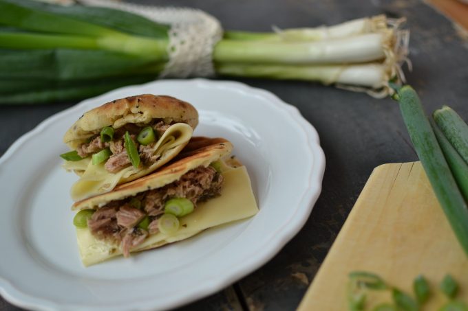Rychlý letní oběd: Tuňák v koriandrovém chlebu naan