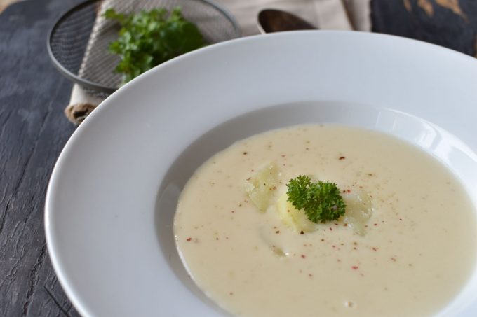 Krémová podzimní polévka s česnekem a bramborami