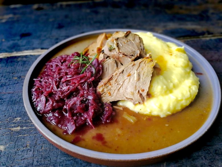 Křupavý bůček s teplým salátem se zelím a žampiony.